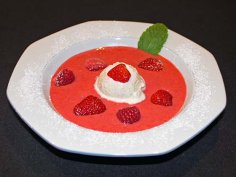 soepje van rood fruit met ijs